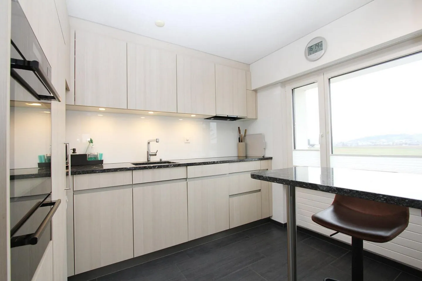 Well-maintained detached house in a great location - Photo 3 of 11