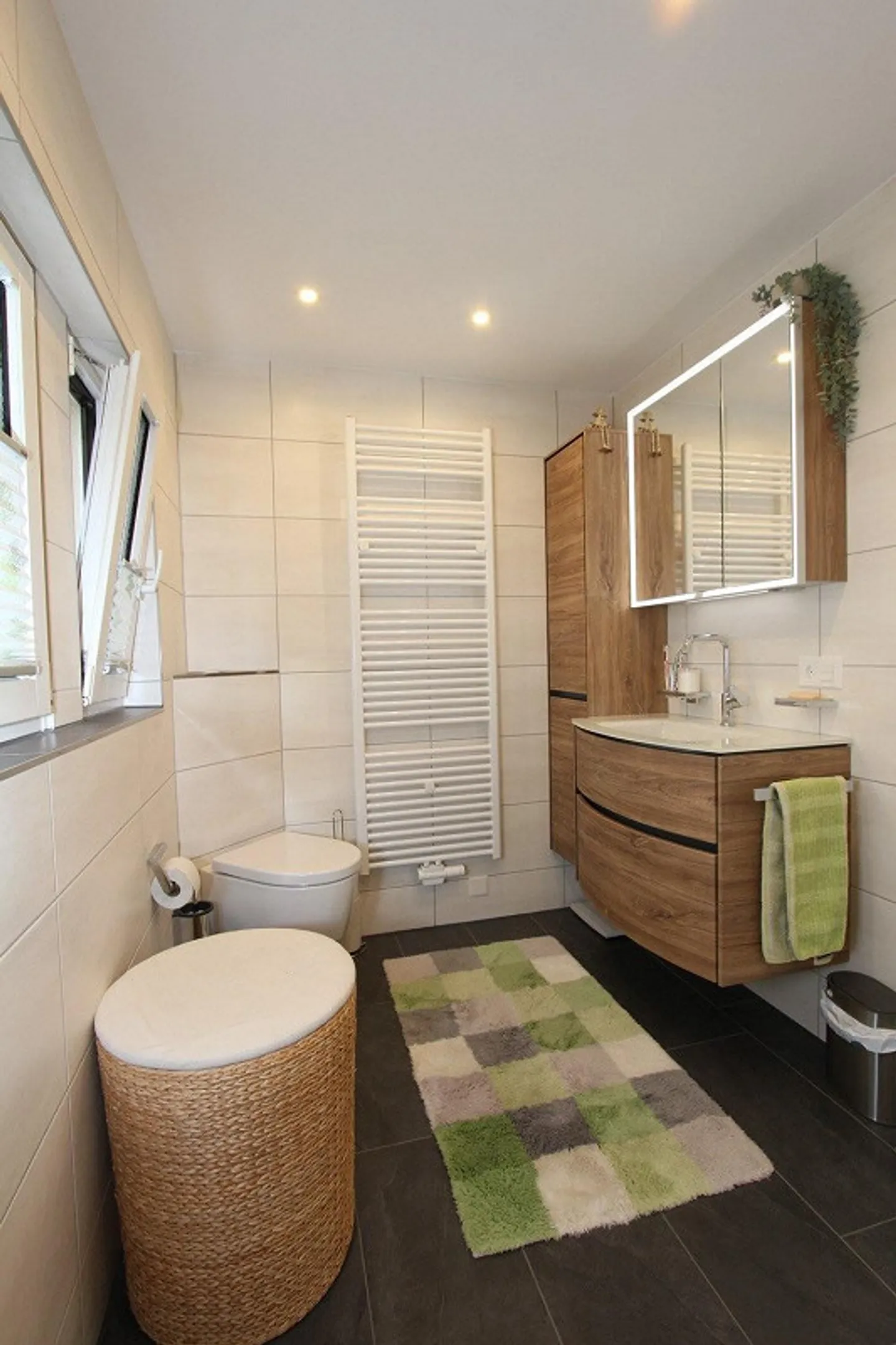 Well-maintained detached house in a great location - Photo 4 of 11