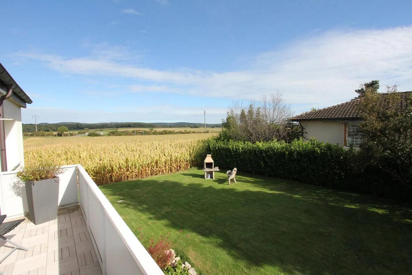 Well-maintained detached house in a great location - Photo 2 of 11