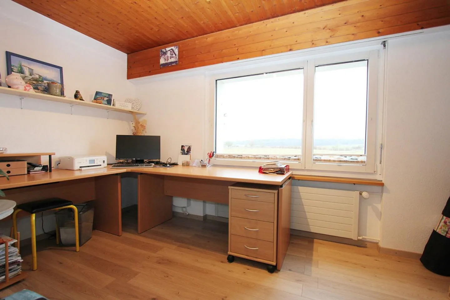 Well-maintained detached house in a great location - Photo 8 of 11