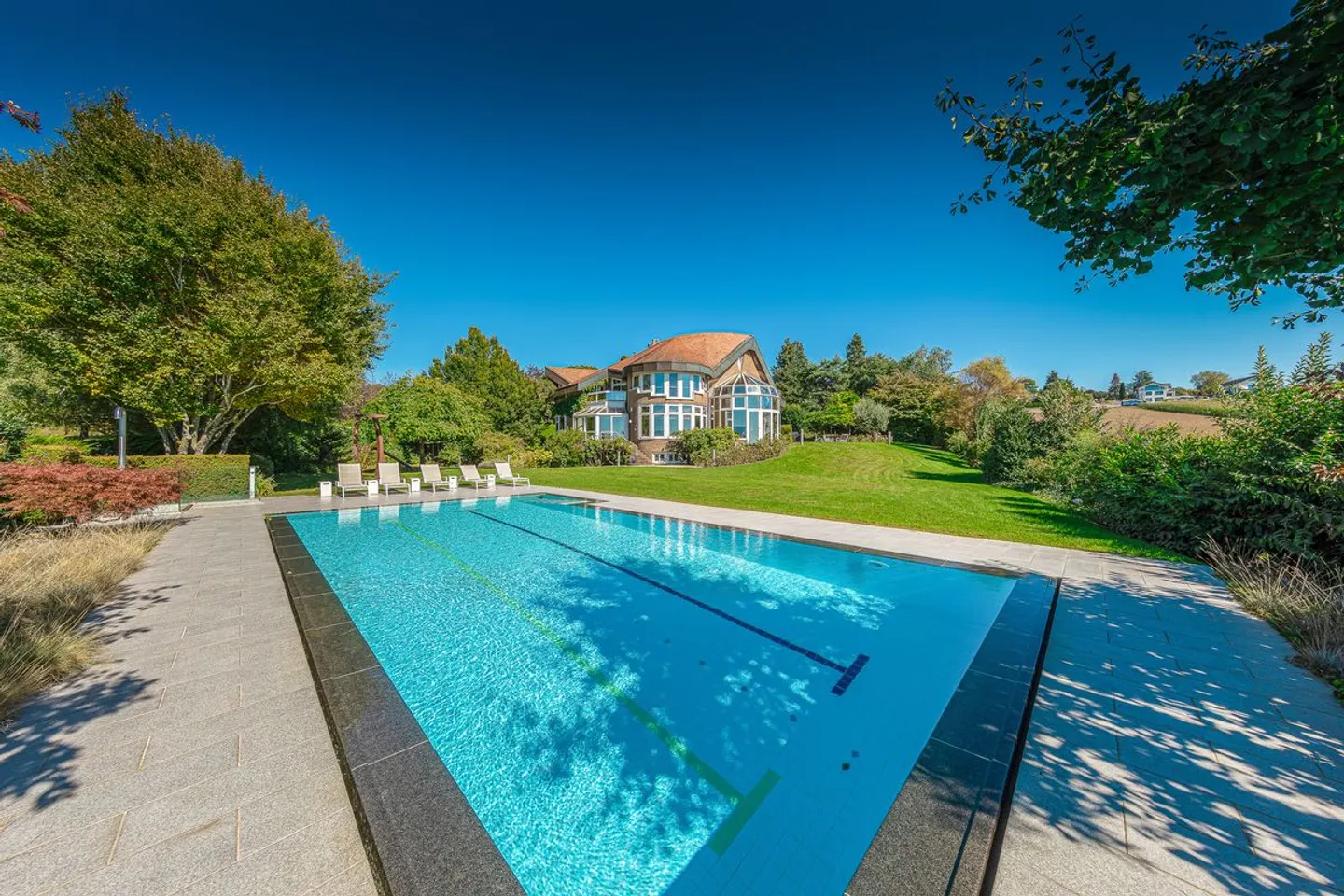 Sublime Architektenvilla am Stadtrand von Lausanne - Foto 1 von 13