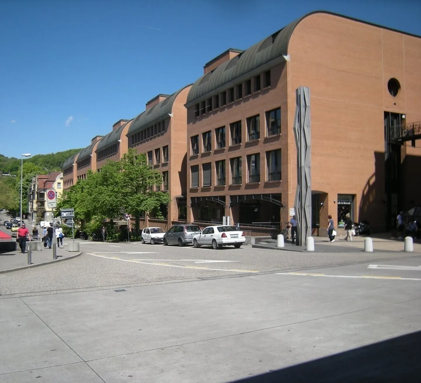 Place de parking à louer dans le centre de Baden ! - Photo 1 sur 2