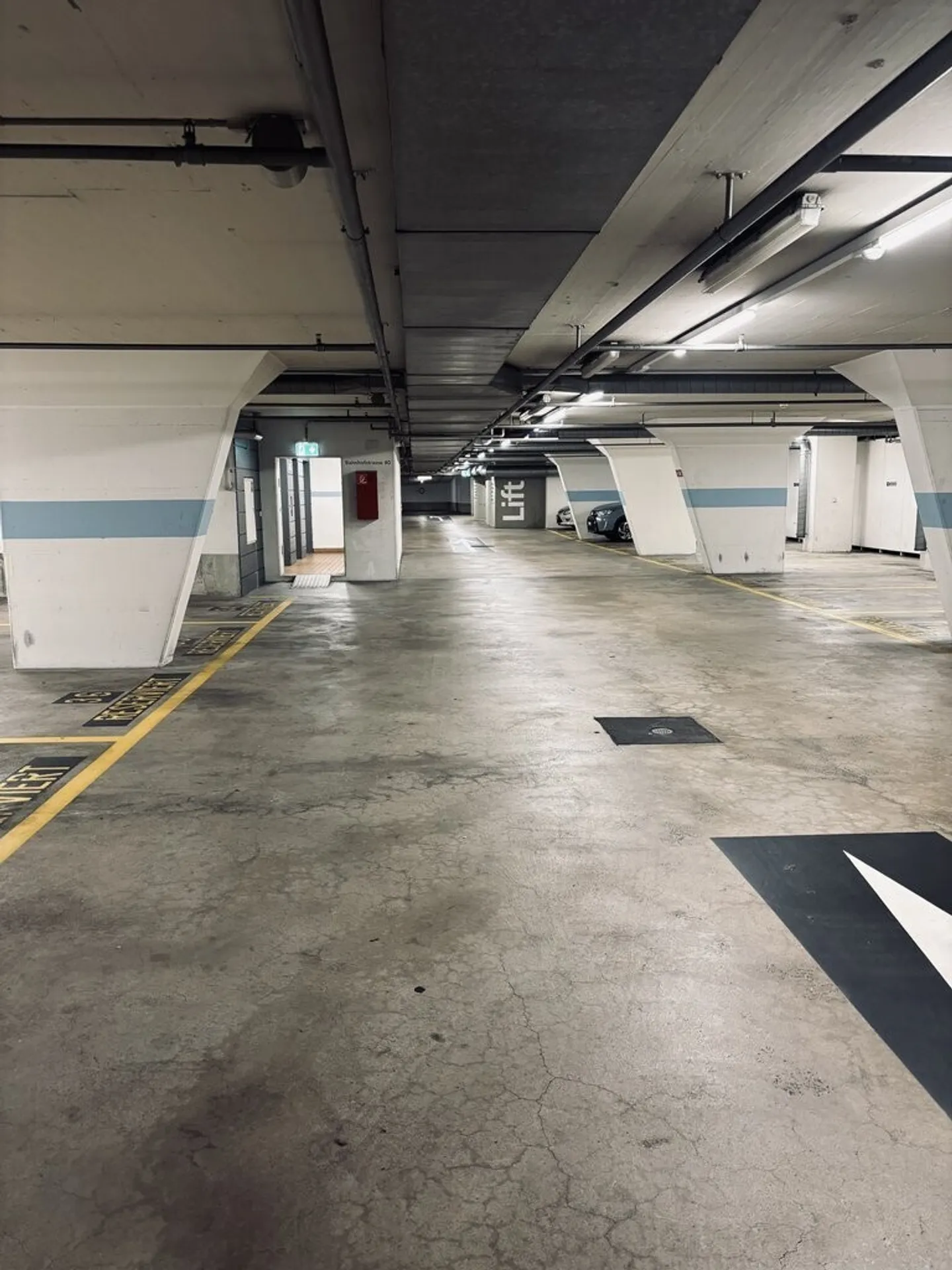 Place de parking à louer dans le centre de Baden ! - Photo 2 sur 2