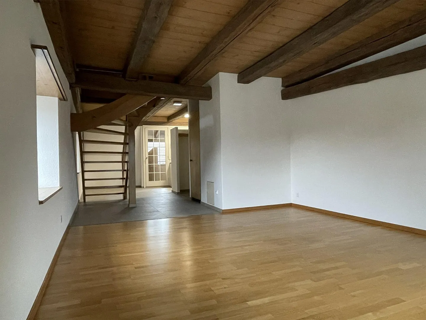 Appartamento duplex di 4,5 stanze parzialmente ristrutturato nel cuore di Sissach - Foto 2 di 22