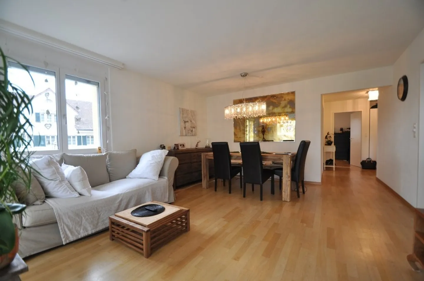 Casa luminosa con balcone e tanto spazio - Foto 3 di 12