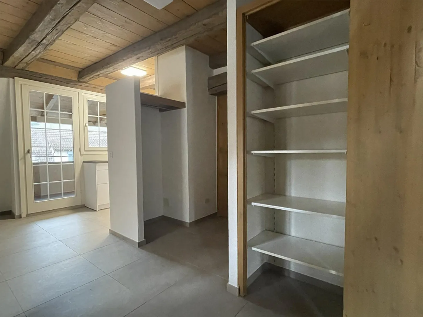 Appartamento duplex di 4,5 stanze parzialmente ristrutturato nel cuore di Sissach - Foto 5 di 22