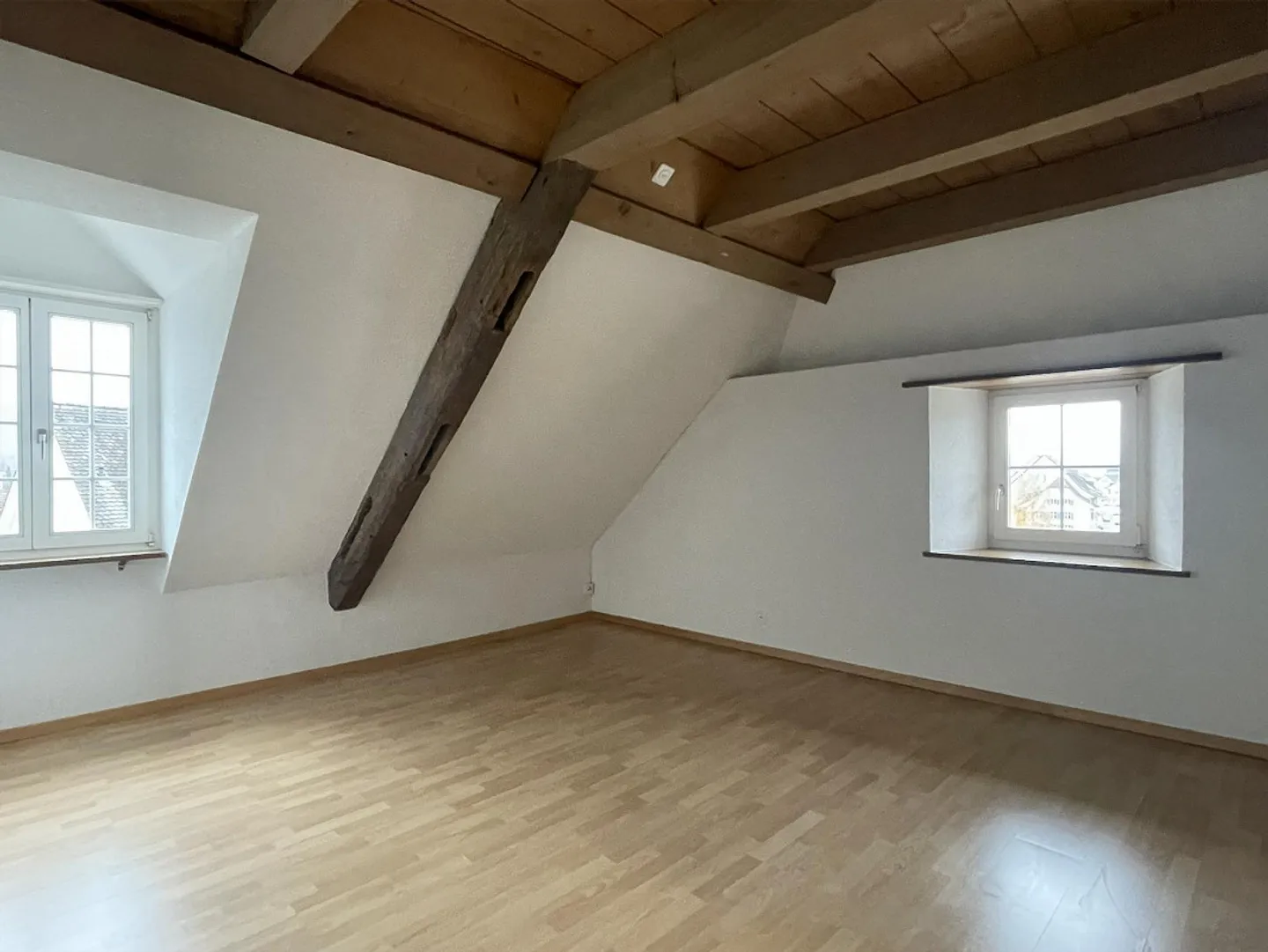 Appartamento duplex di 4,5 stanze parzialmente ristrutturato nel cuore di Sissach - Foto 9 di 22