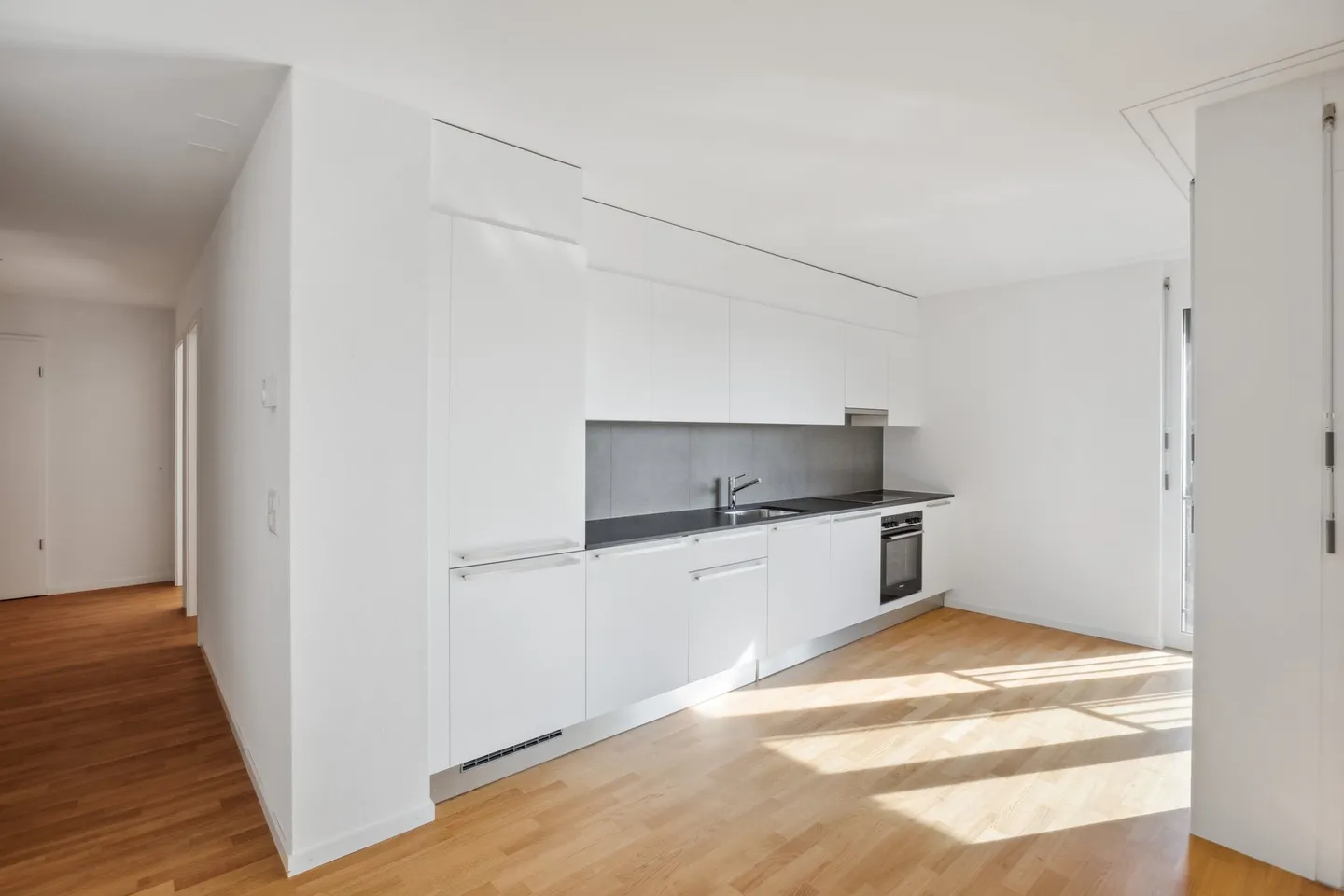 Modern and bright apartment - Photo 3 of 10