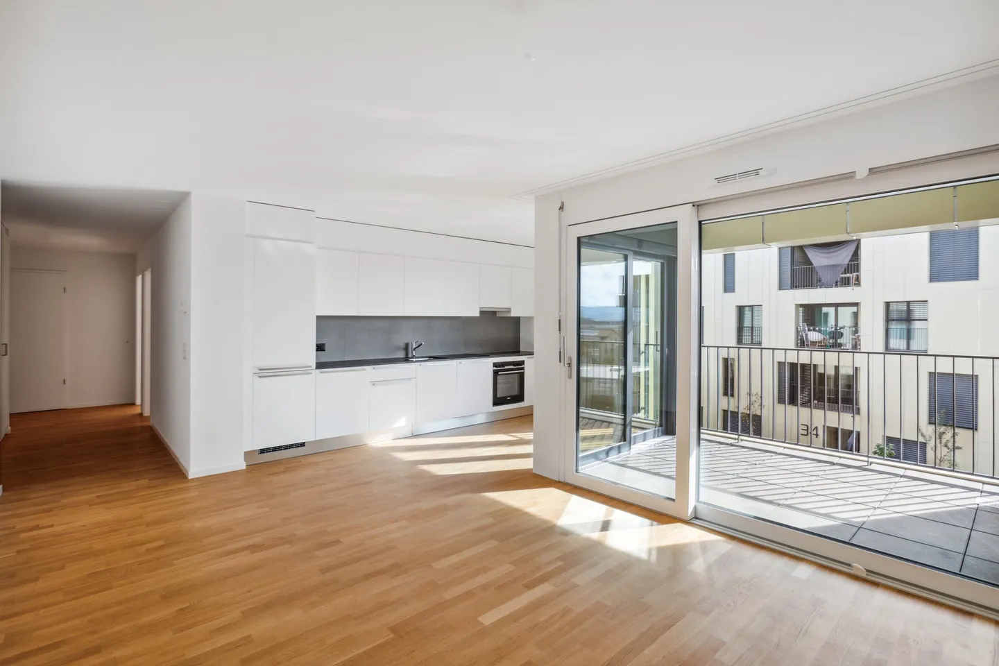 Modern and bright apartment - Photo 2 of 10