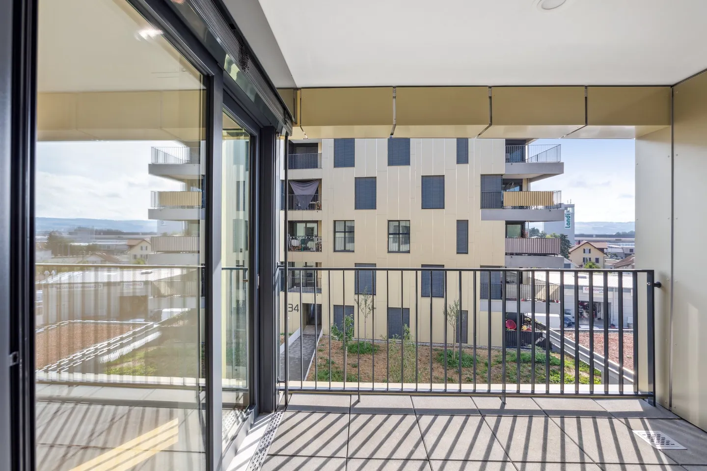 Modern and bright apartment - Photo 9 of 10