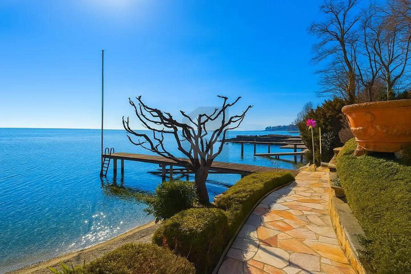 ULTRA EXCLUSIVE AVEC PLAGE ET PONTON PRIVÉS - Foto 3 von 5