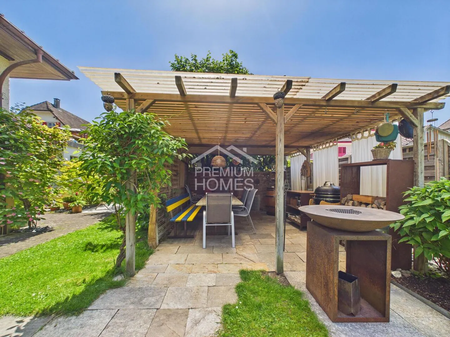 Vivere e Investire Insieme - Proprietà Doppia in Posizione Premium! - Foto 2 di 13