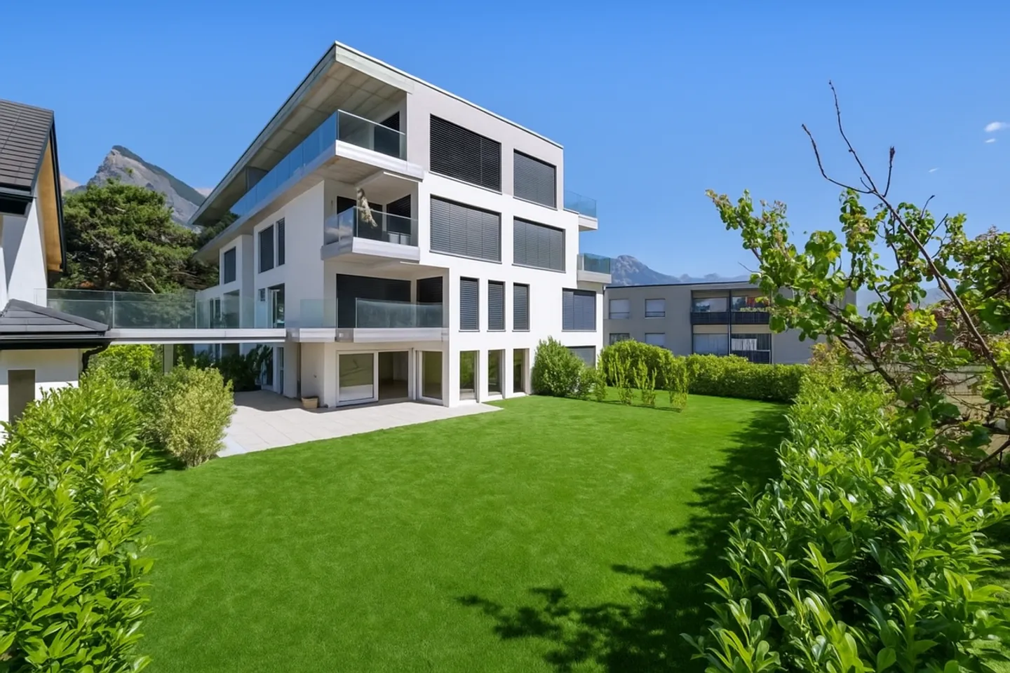 New 2.5-room apartment with large garden and terraces - Photo 3 of 8