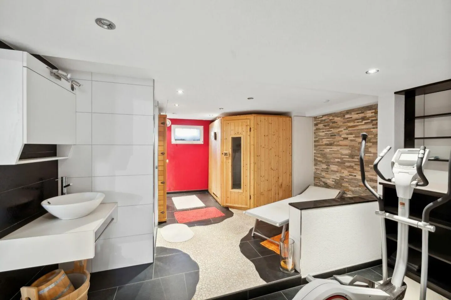 Attractive investment property with development potential in a central location - Photo 7 of 11