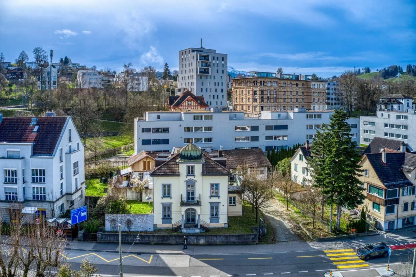 Attractive investment property with development potential in a central location - Photo 8 of 11