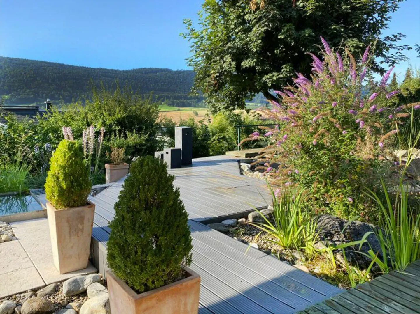 Ampia casa unifamiliare con ampio spazio esterno con posti a sedere, terrazza e grande giardino - Foto 2 di 13
