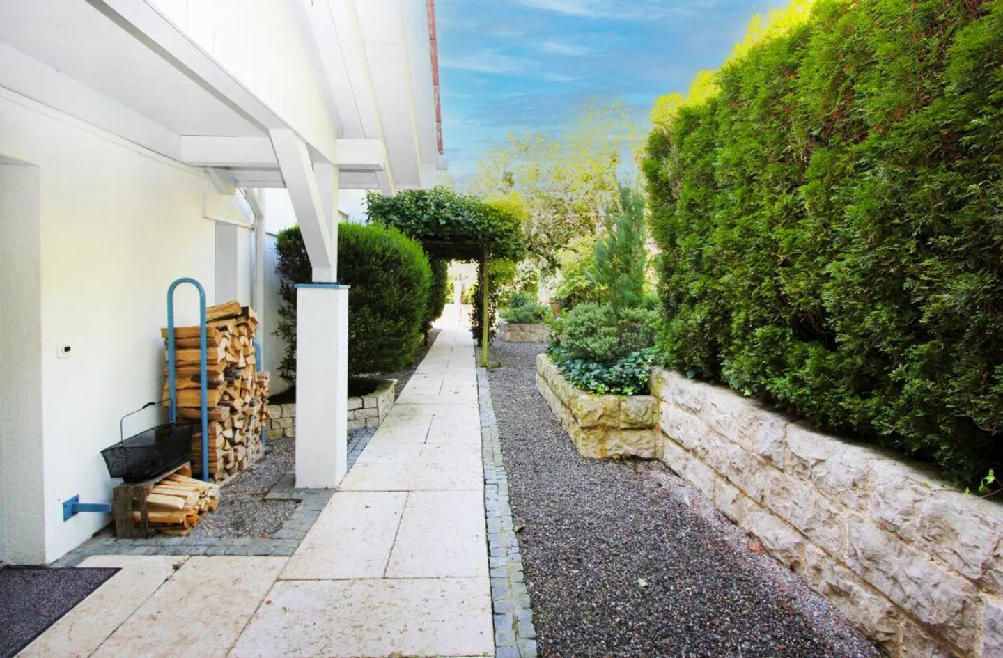 Ampia casa unifamiliare con ampio spazio esterno con posti a sedere, terrazza e grande giardino - Foto 3 di 13