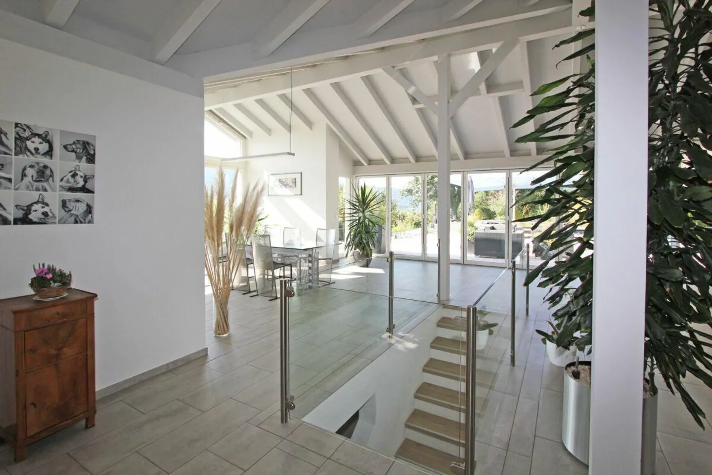 Ampia casa unifamiliare con ampio spazio esterno con posti a sedere, terrazza e grande giardino - Foto 8 di 13