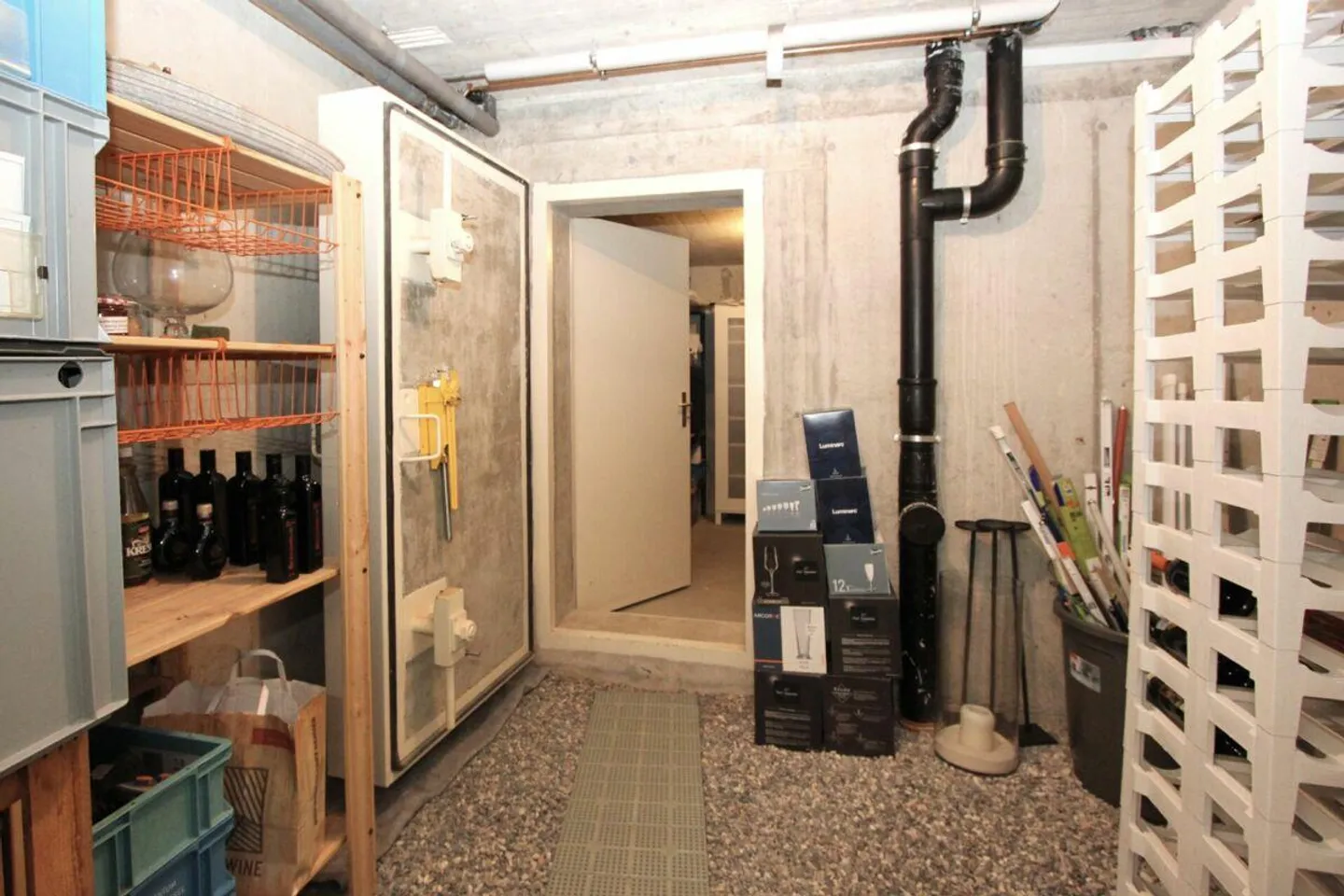 Ampia casa unifamiliare con ampio spazio esterno con posti a sedere, terrazza e grande giardino - Foto 9 di 13