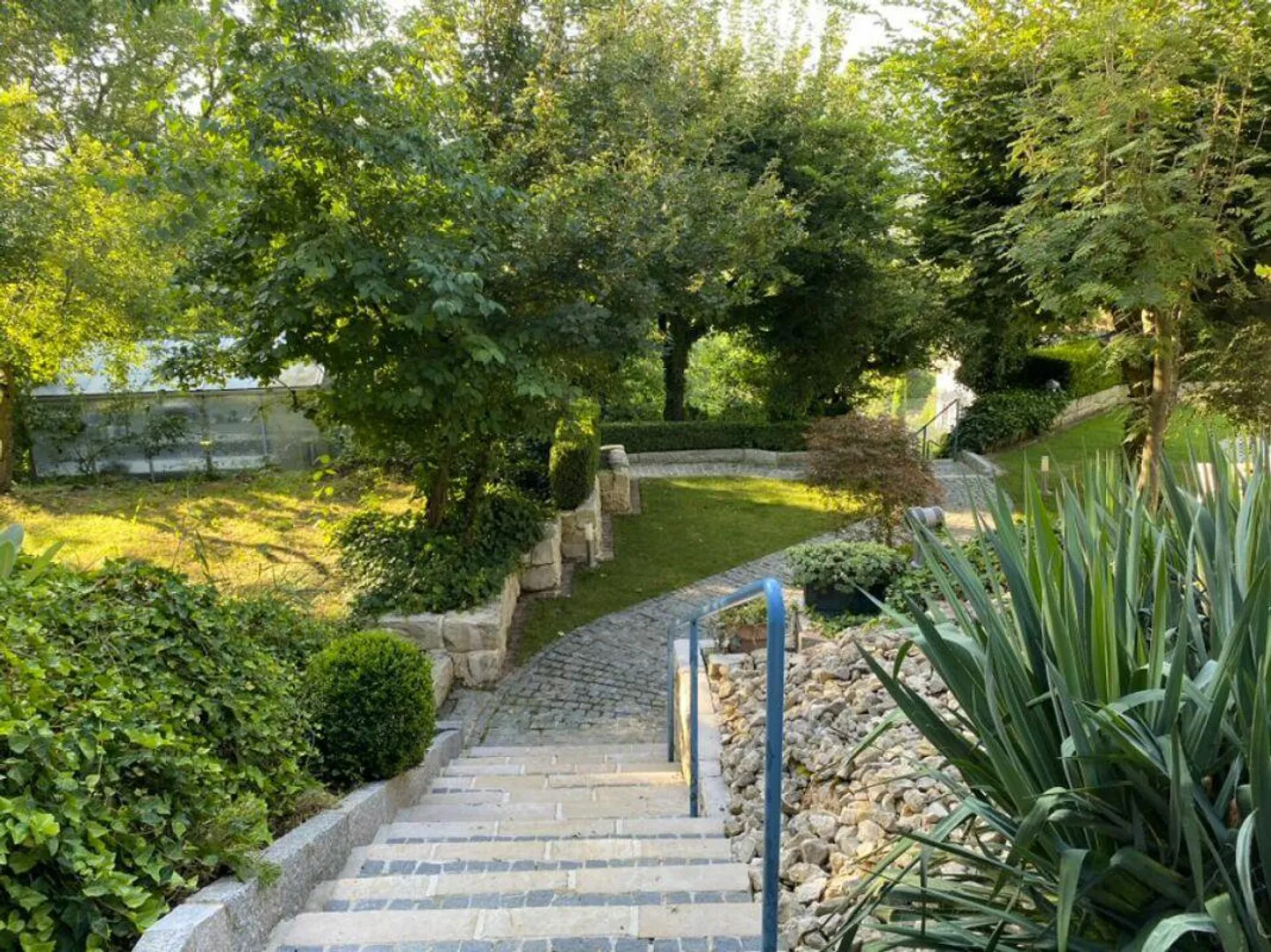 Ampia casa unifamiliare con ampio spazio esterno con posti a sedere, terrazza e grande giardino - Foto 11 di 13