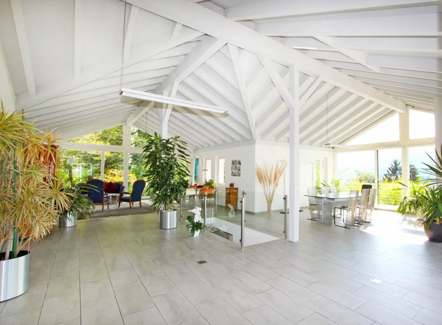 Ampia casa unifamiliare con ampio spazio esterno con posti a sedere, terrazza e grande giardino - Foto 4 di 13
