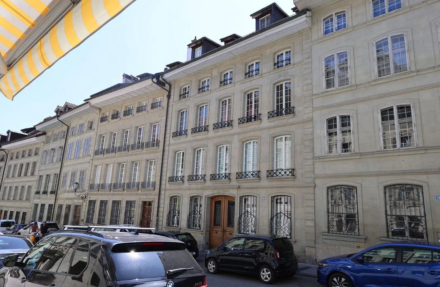Ampio appartamento con 4 camere all'ultimo piano di un edificio storico - Foto 1 di 12