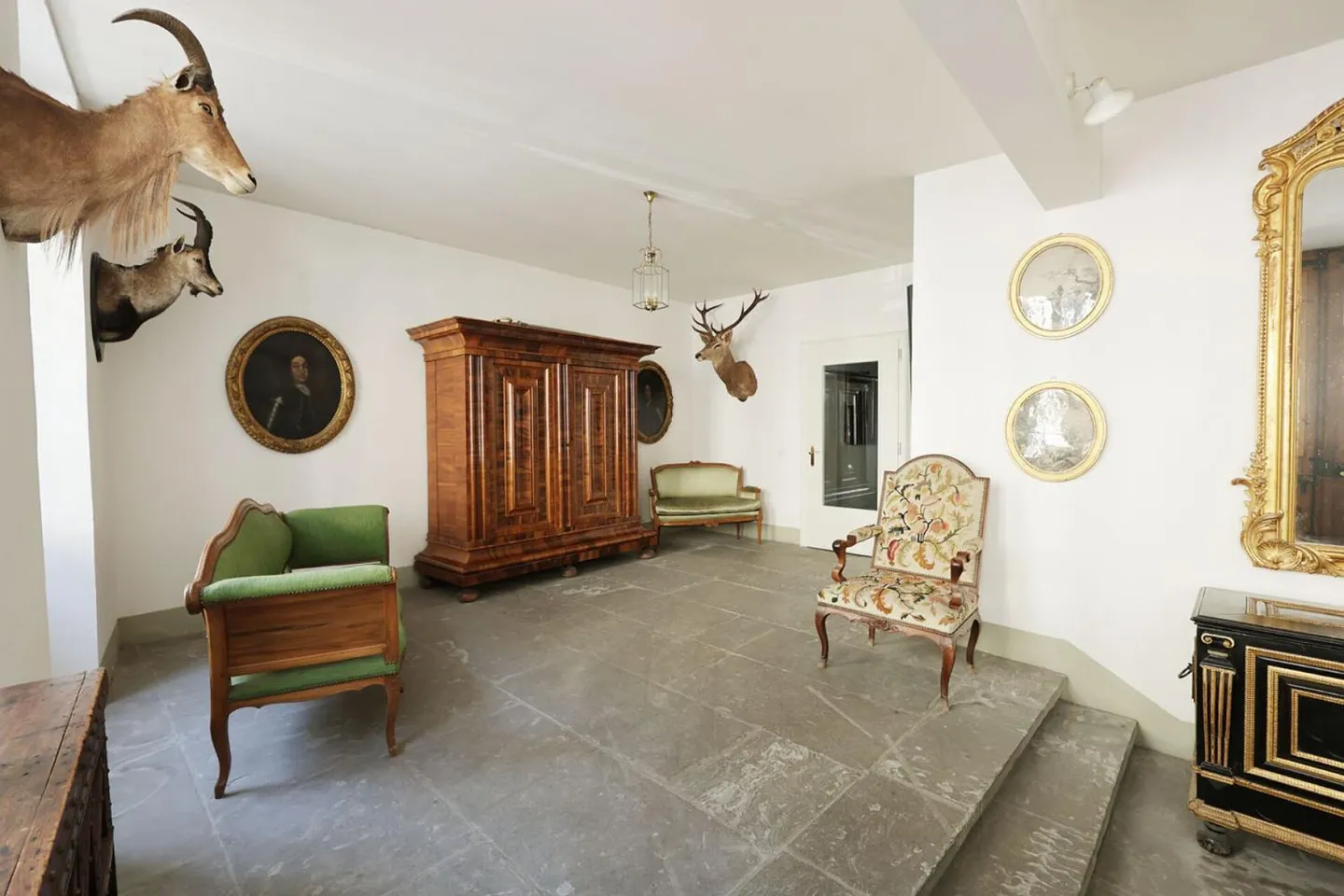 Ampio appartamento con 4 camere all'ultimo piano di un edificio storico - Foto 3 di 12