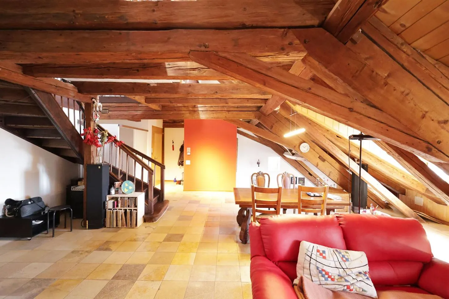 Ampio appartamento con 4 camere all'ultimo piano di un edificio storico - Foto 5 di 12