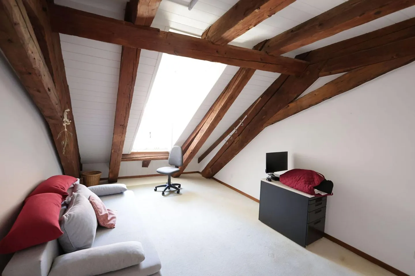 Ampio appartamento con 4 camere all'ultimo piano di un edificio storico - Foto 10 di 12