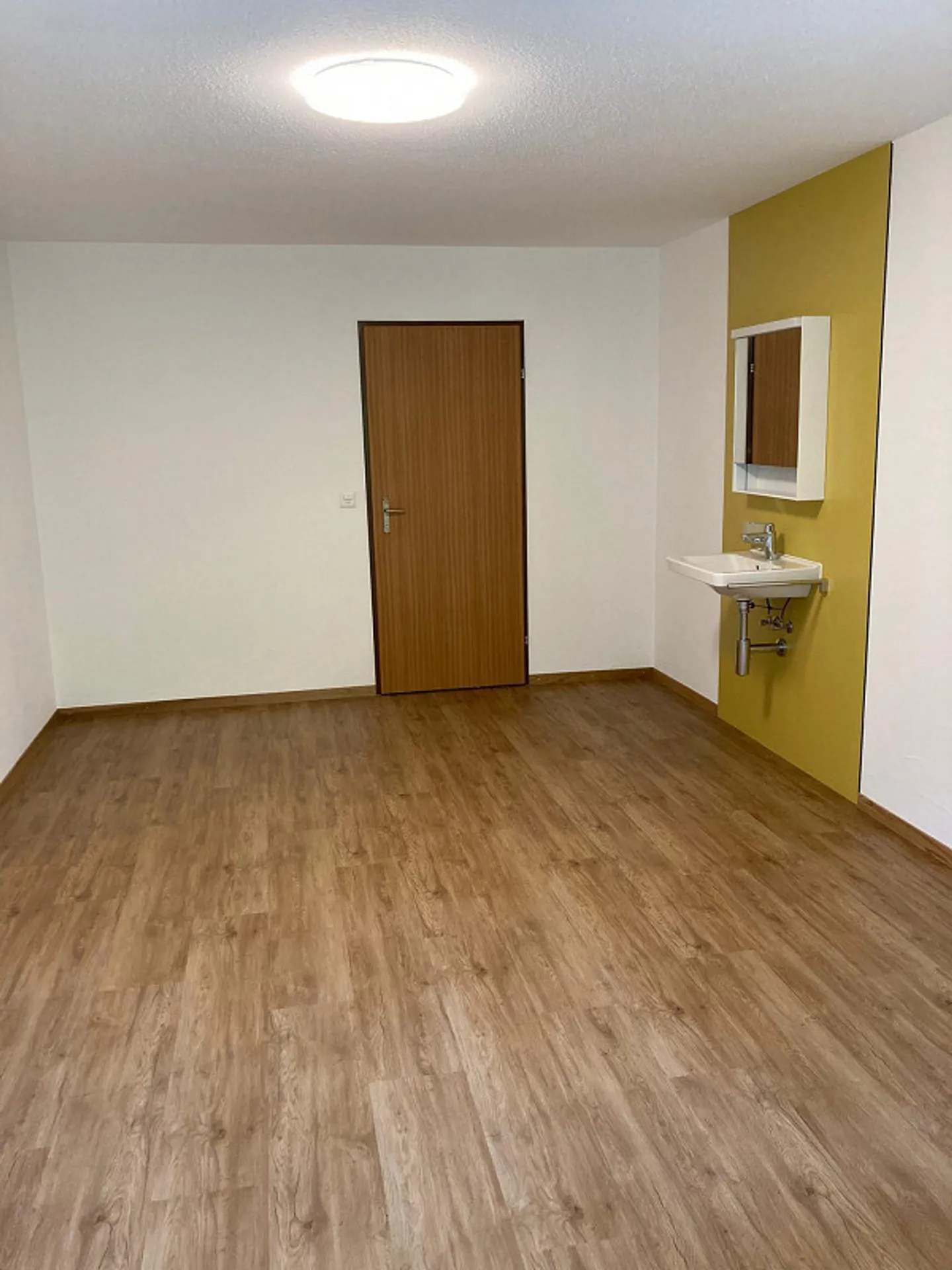 Idéal pour des pauses ! Chambre meublée avec coin salon - Photo 3 sur 7