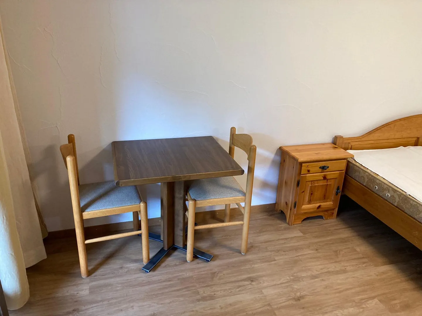 Idéal pour des pauses ! Chambre meublée avec coin salon - Photo 4 sur 7