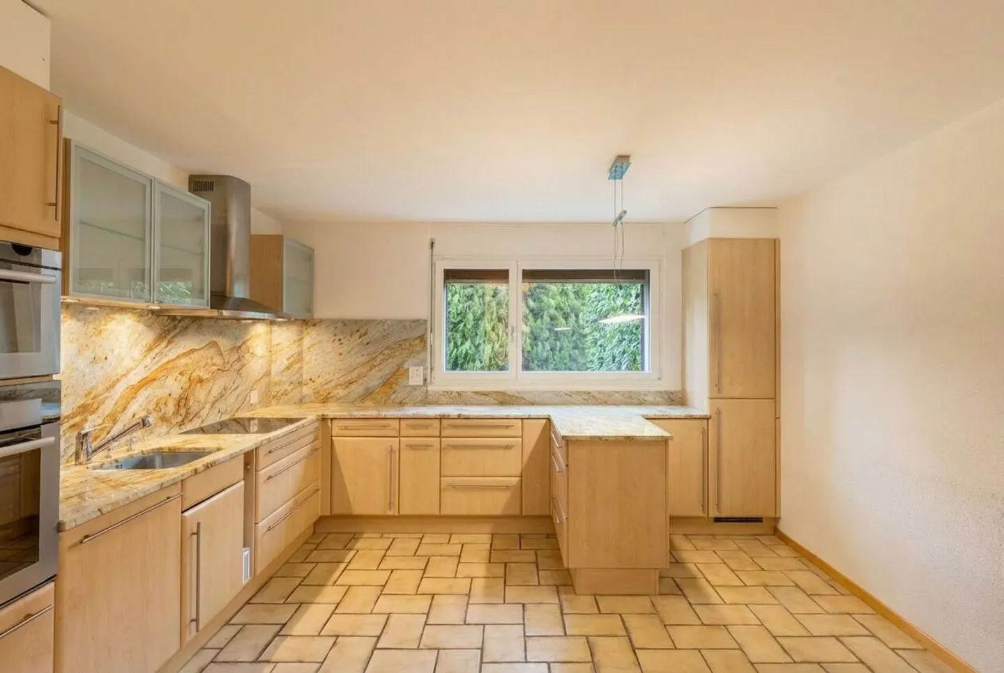 Seltene individuelle Villa mit unabhängigem Studio und großem Garten - Foto 4 von 18