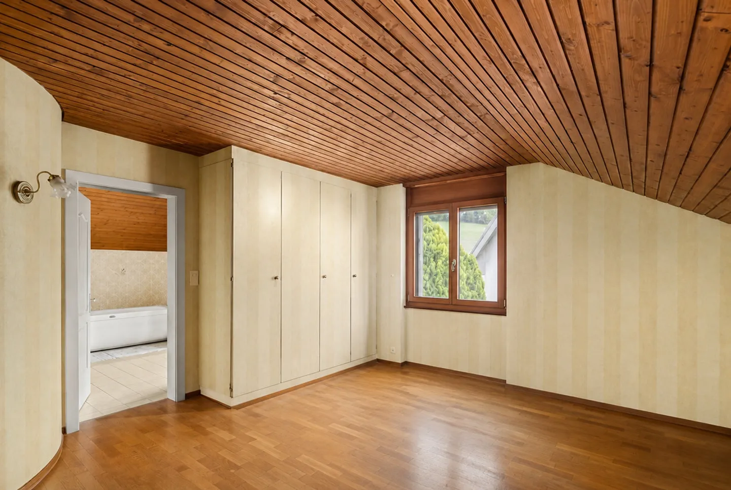 Seltene individuelle Villa mit unabhängigem Studio und großem Garten - Foto 5 von 18