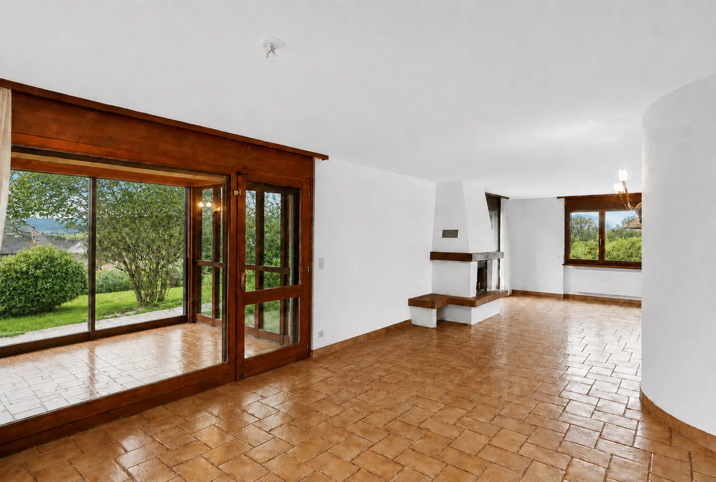 Seltene individuelle Villa mit unabhängigem Studio und großem Garten - Foto 2 von 18