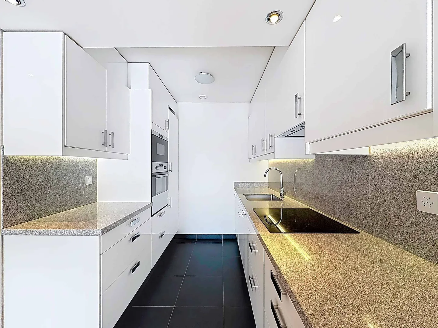 Durchgangswohnung mit 3,5 Zimmern (2 Schlafzimmer) und Loggia - Foto 3 von 9