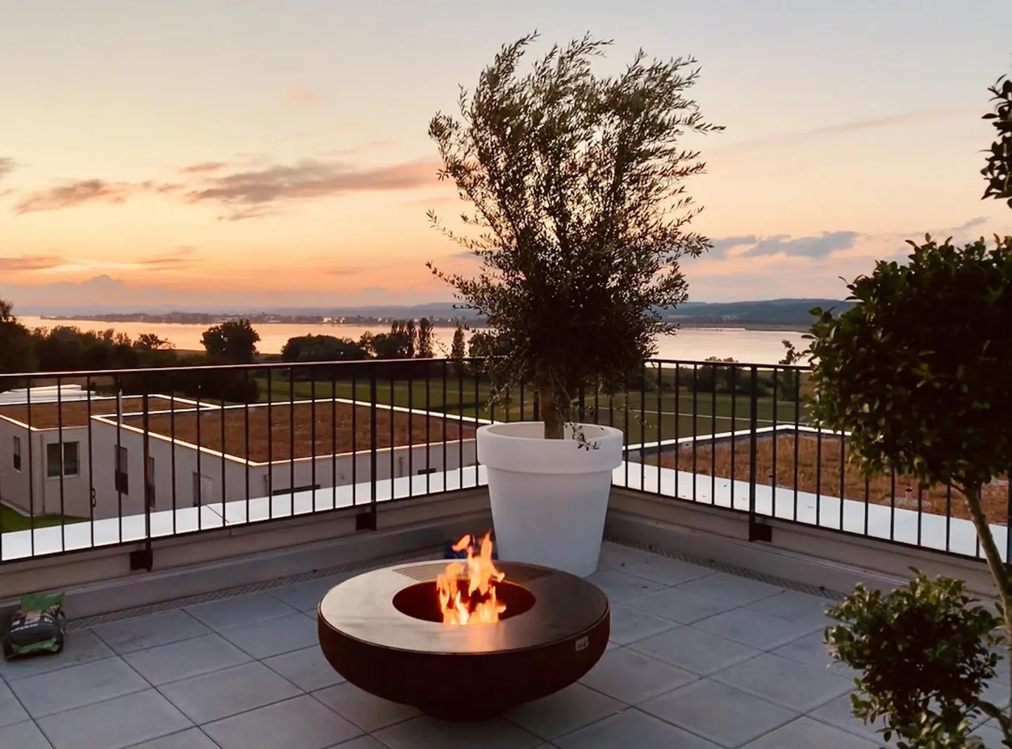 Exclusive Penthouse with Lake View - Photo 2 of 15