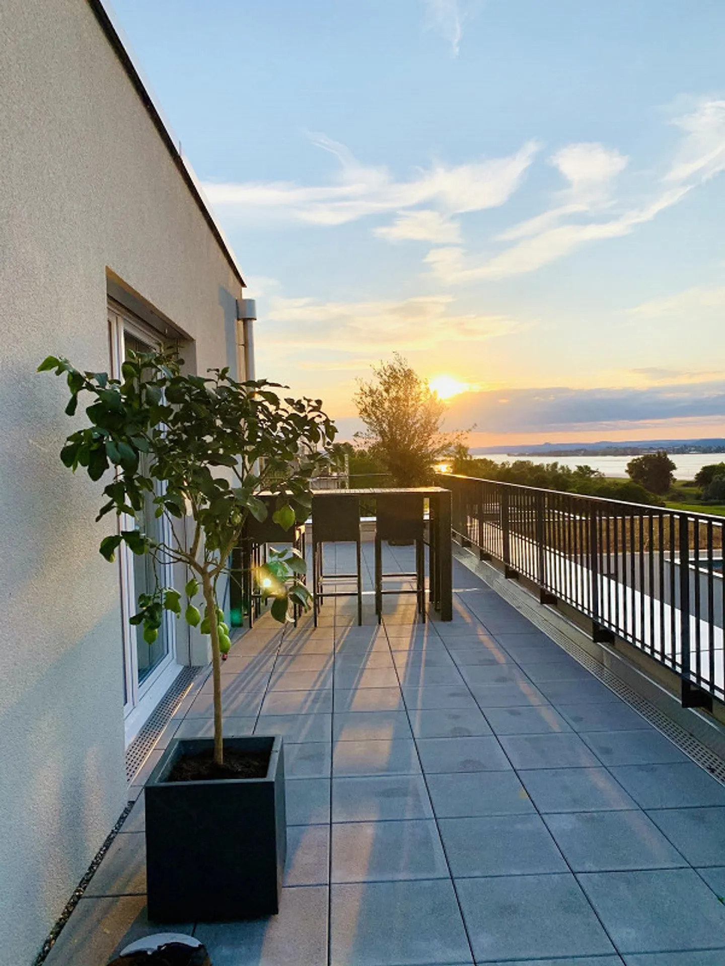 Exclusive Penthouse with Lake View - Photo 3 of 15