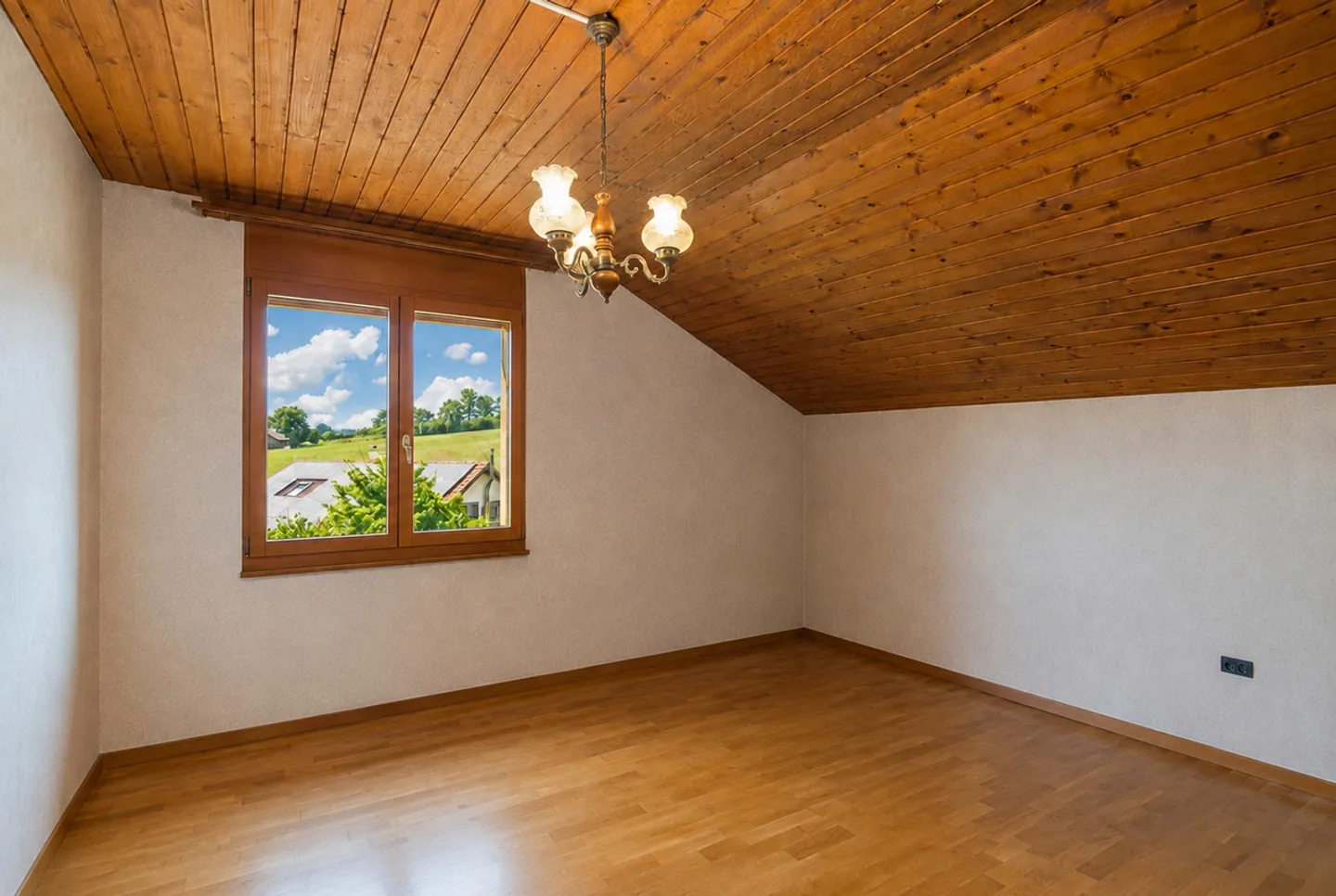 Seltene individuelle Villa mit unabhängigem Studio und großem Garten - Foto 12 von 18