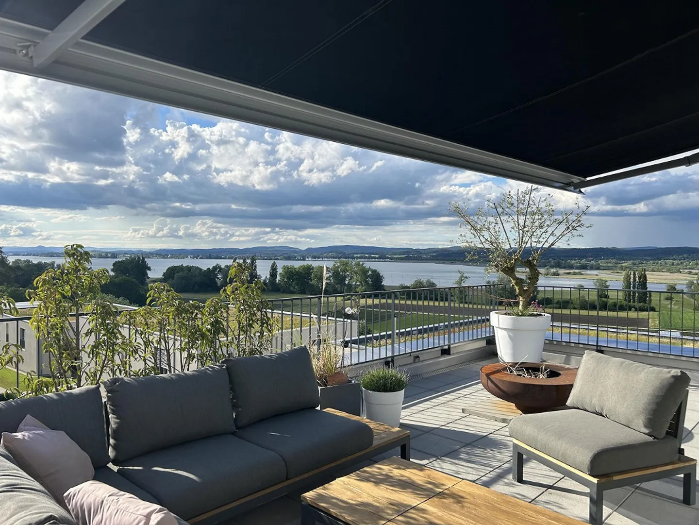 Exclusive Penthouse with Lake View - Photo 5 of 15