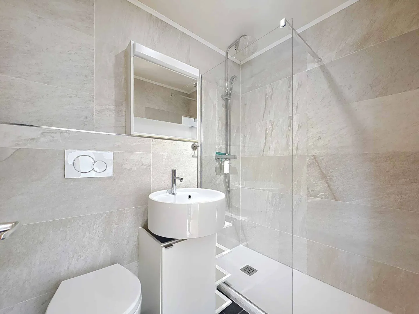 Durchgangswohnung mit 3,5 Zimmern (2 Schlafzimmer) und Loggia - Foto 6 von 9