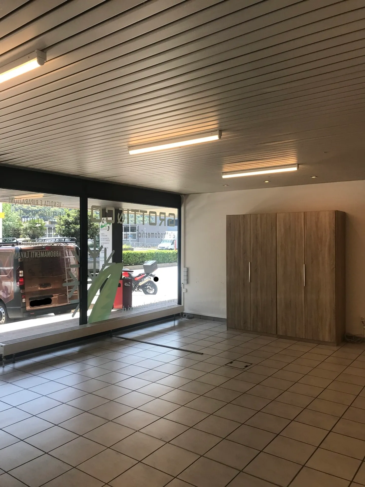 Affitto a Cadenazzo Spazio Commerciale con Vetrina di circa 120 m² - Foto 2 di 5