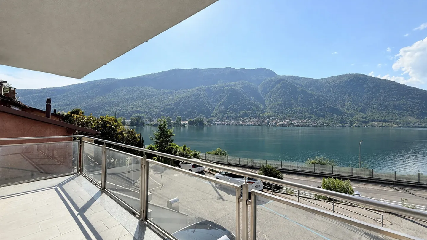 Elegant 4.5-room apartment with stunning lake view in Capolago - Photo 3 of 13
