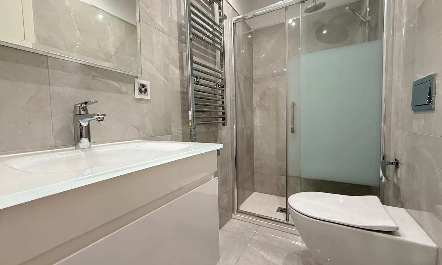 Elegant 4.5-room apartment with stunning lake view in Capolago - Photo 10 of 13