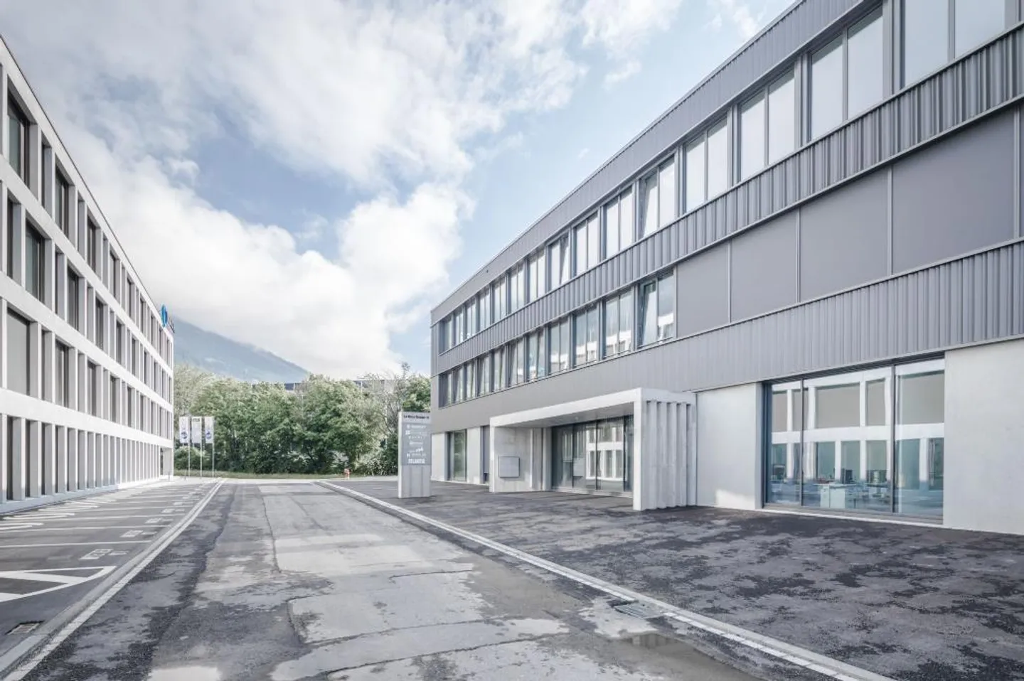 Ampie aree commerciali in una proprietà moderna - Foto 2 di 2