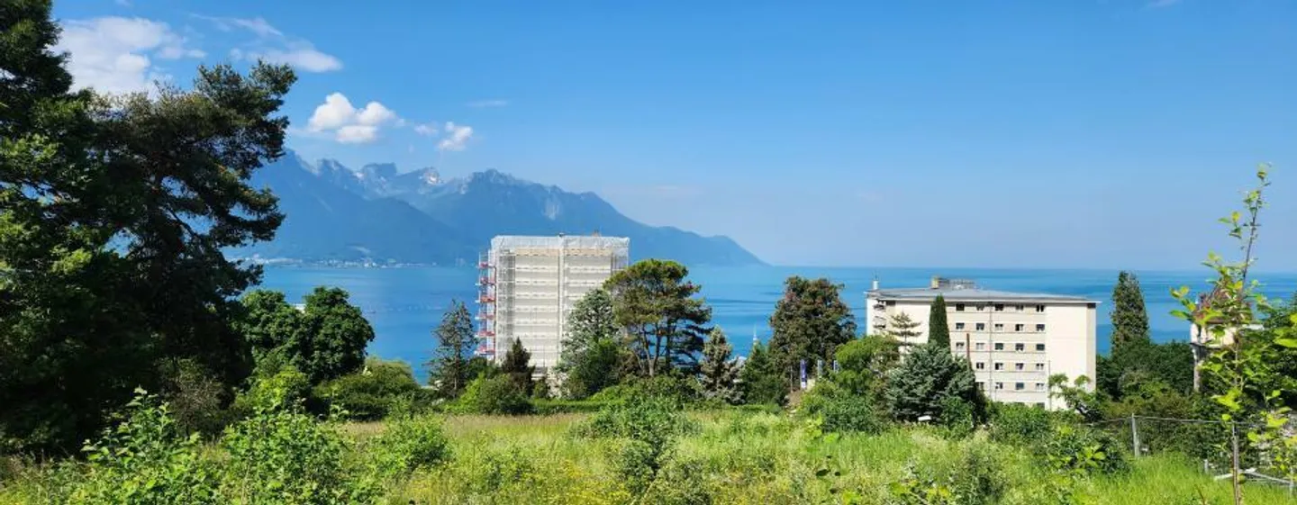MAGNIFICENT HIGH-END VILLA WITH BEAUTIFUL DOMINANT VIEW OF THE LAKE - Photo 3 of 6