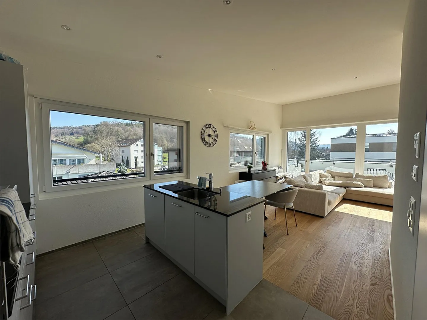 Charmante Attika mit Grosser Terrasse - Foto 2 von 7