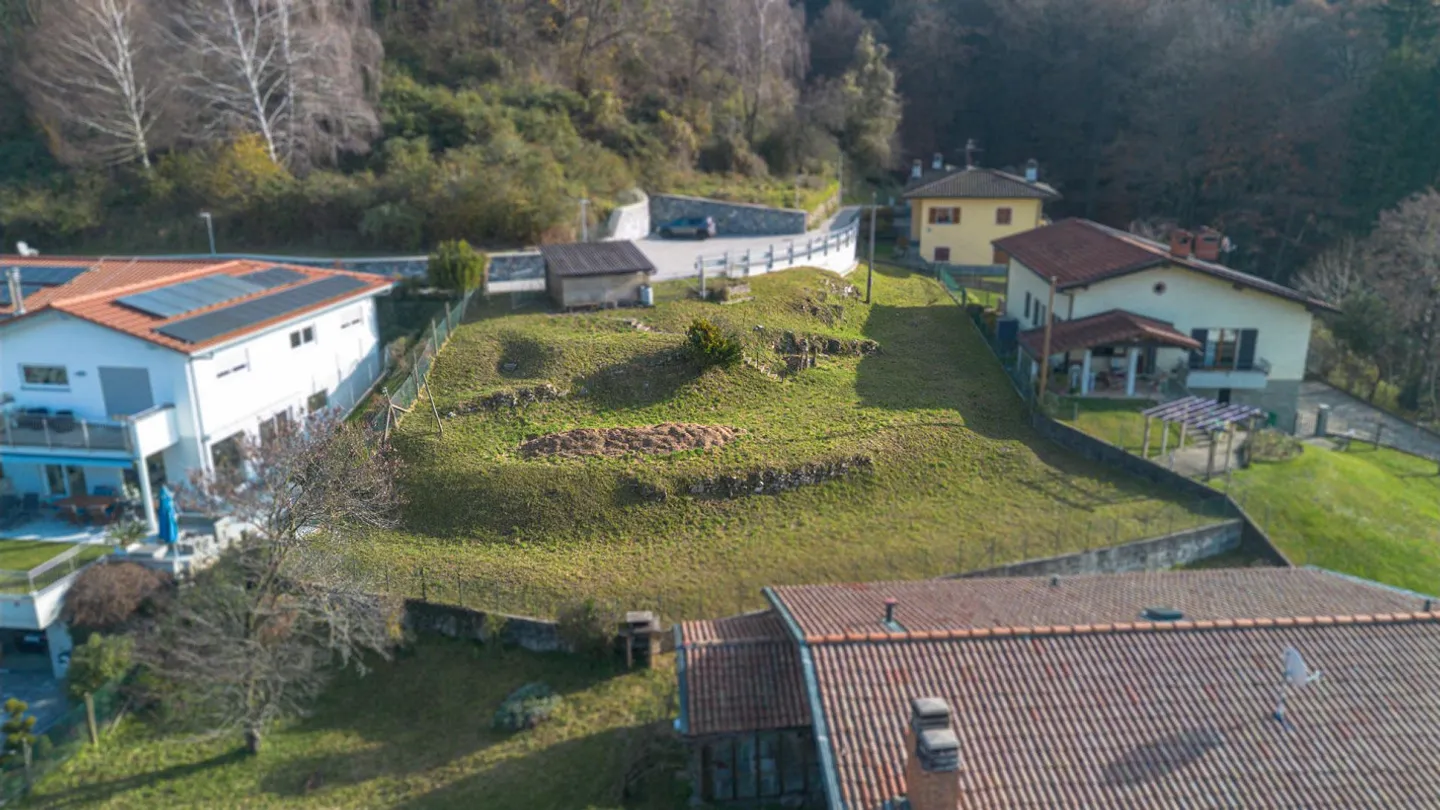 Terrain constructible à Caneggio avec vue dégagée sur la vallée - Photo 3 sur 5