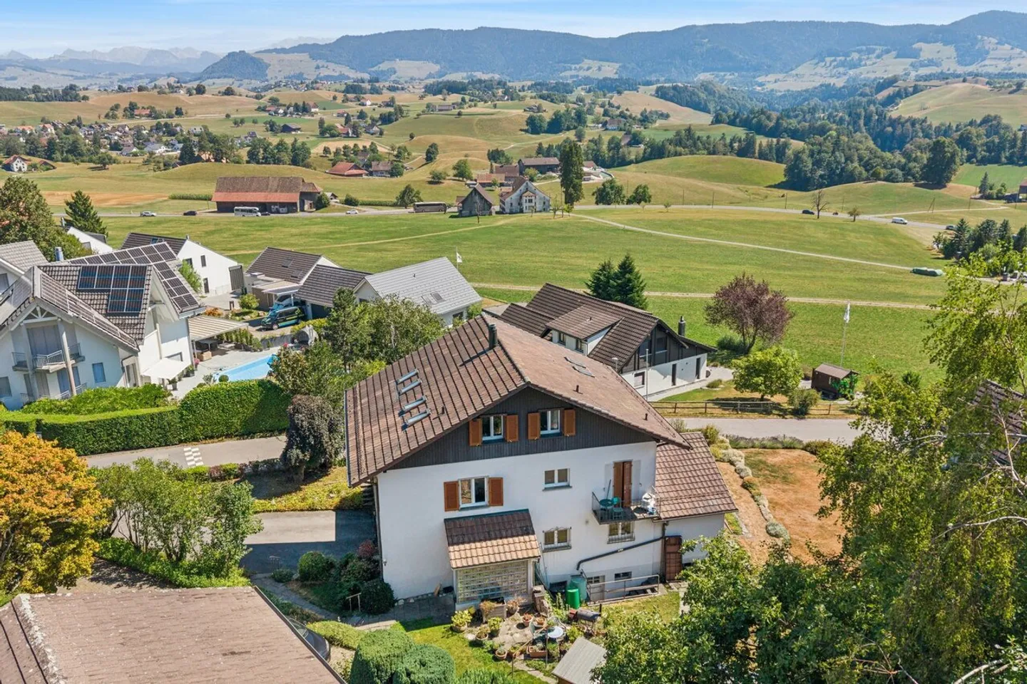 Charming residential house with magnificent views - Photo 3 of 9