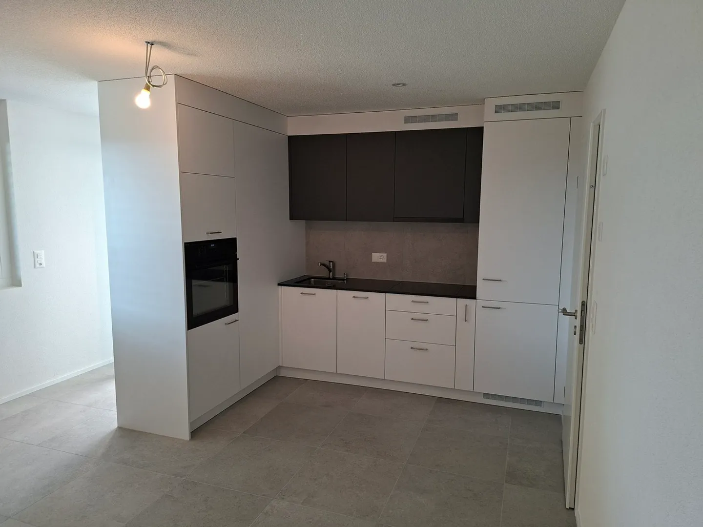 Studio 35 m2 dans le sous-sol d'une villa - Photo 3 sur 4