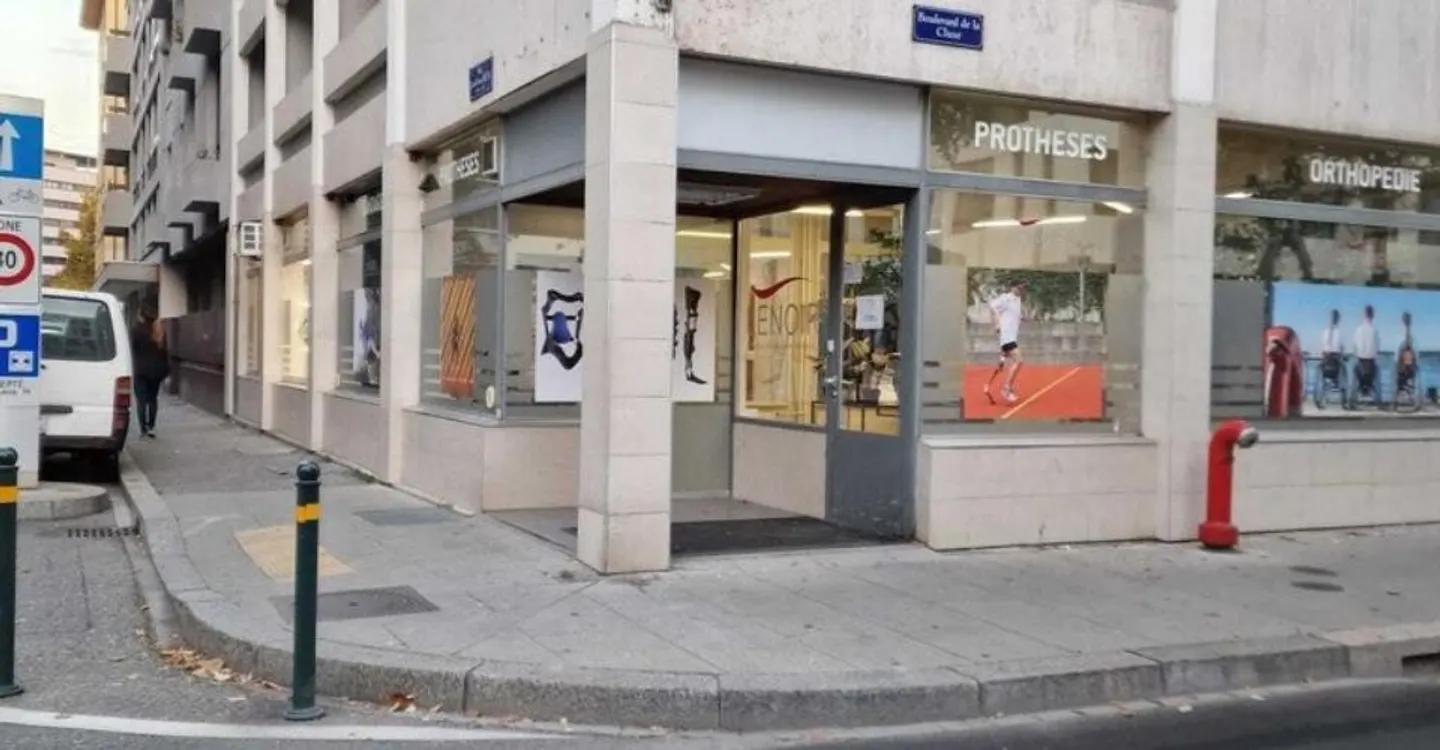 Spazio Commerciale con Grande Visibilità - Foto 2 di 4